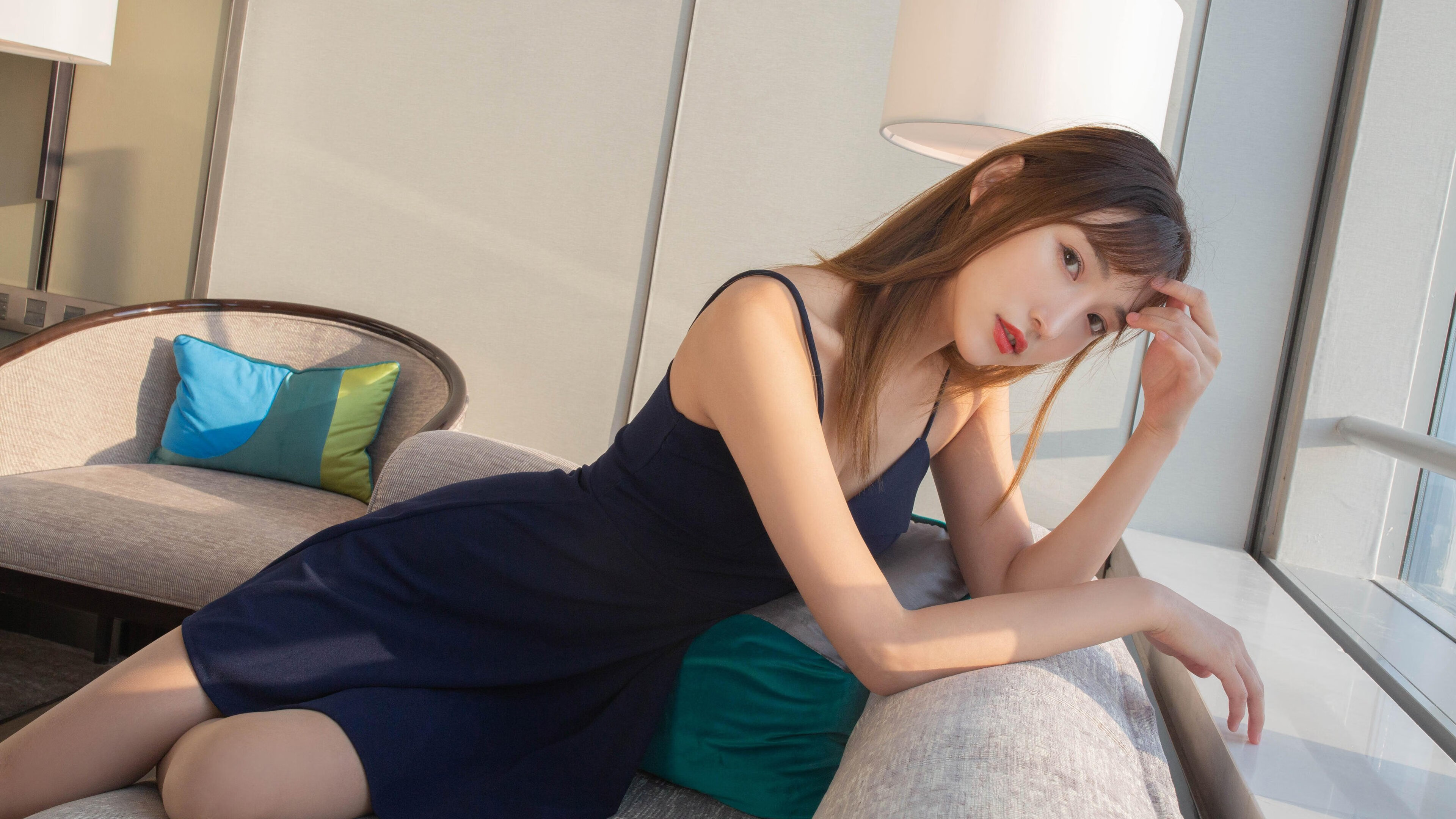 球员们赛后展现职业风范，握手致敬，双方球员握手